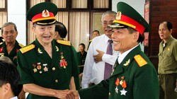 Đại tá tình báo đặc công Tư Cang (trái) vui mừng bên đồng đội.