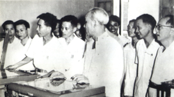 Chủ tịch Hồ Chí Minh thăm và nghe giới thiệu máy khuếch thanh của CP16-Cục Bưu điện TW, phục vụ Đại hội Đảng toàn quốc lần thứ 3 năm 1960.