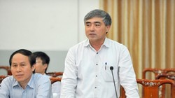 Ông Nguyễn Minh Hồng (người đứng) - Thứ trưởng Bộ Thông tin Truyền thông.