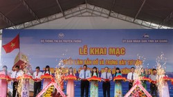 	Thứ trưởng Phan Tâm và các đại biểu cắt băng khai mạc triển lãm