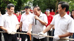 Bộ trưởng Trương Minh Tuấn hướng dẫn các đội thi trước giờ thi đấu.