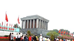 Mỗi dịp nghỉ lễ, trung bình có khoảng 100 ngàn lượt người vào Lăng viếng Bác.