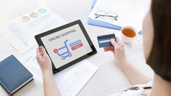 Mua sắm trực tuyến với thiết bị di động đang dần trở thành xu hướng của người Việt.