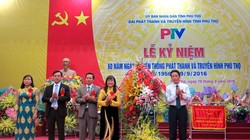 Thứ trưởng Bộ TT&TT Hoàng Vĩnh Bảo (ngoài cùng bên phải) chúc mừng ngành PT-TH Phú Thọ nhân dịp kỷ niệm 60 năm Ngày truyền thống.