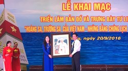 Thay mặt Lãnh đạo Bộ TT&TT, Thứ trưởng Hoàng Vĩnh Bảo trao tặng bức tranh lưu niệm cho UBND tỉnh Đắk Nông