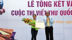 Thứ trưởng Bộ TT&TT Nguyễn Minh Hồng trao giải nhất viết thư quốc tế UPU lần thứ 45 của Việt Nam cho em Thu Trang