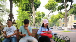 Rất nhiều bạn trẻ và người dân sống quanh khu vực Hồ Hoàn kiếm đã có thể vào mạng ở bất cứ đâu mà không cần sử dụng đến mạng 3G.