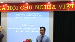 Ông Đinh Đức Thiện phát biểu tại một lễ Bế giảng của nhà trường.