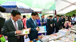 Thứ trưởng Bộ Thông tin và Truyền thông Hoàng Vĩnh Bảo và Chủ tịch UBND TP.Hà Nội Nguyễn Đức Chung tham quan các gian hàng tại Hội sách Hà Nội 2016