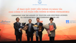 Thứ trưởng Phan Tâm (thứ 2 trái sang) trao các Giấy phép viễn thông và băng tần cho Vietnamobile.