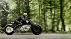 Chiếc xe này có tên là Motorrad Vision Next 100, và nó lẽ đúng như ý định của BMW muốn nó trơ thành chiếc xe máy của tương lại, Motorad Vision Next 100 có hình dáng như một chiếc xe máy trong những bộ phim viễn tưởng.