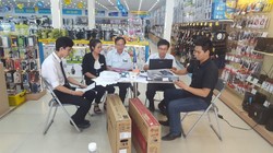 Đoàn Thanh tra Sở TT&TT kiểm tra việc thực hiện quy định về gán nhãn cho thiết bị thu xem truyền hình số. Ảnh: Theo Sở TT&TT Quảng Bình