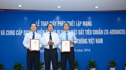 Bộ trưởng Bộ Thông tin và Truyền thông trao giấy phép 4G cho Tập đoàn VNPT