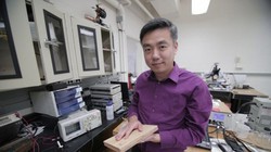 Giáo sư Wang cùng với tấm sàn gỗ có khả năng phát điện làm từ nanocellulose. Nguồn ảnh: yahoo
