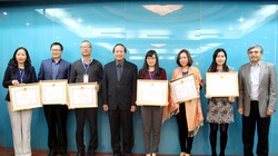 Bộ trưởng Trương Minh Tuấn trao Bằng khen cho 6 tập thể hoàn thành xuất sắc nhiệm vụ.