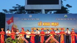 Các đại biểu cắt băng khai mạc Triển lãm