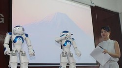 Hai robot Nao mà Đại học Lạc Hồng tiếp nhận.