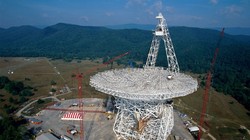 Kính viễn vọng lớn nhất thế giới đặt tại Đài quan sát thiên văn quốc gia Mỹ tại Tây Virginia.