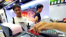 Tới năm 2020, 100% các siêu thị, trung tâm mua sắm và cơ sở phân phối hiện đại có thiết bị chấp nhận thẻ và cho phép người tiêu dùng thanh toán không dùng tiền mặt khi mua hàng (ảnh minh họa)