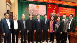 Bí thư Thành ủy Hà Nội Hoàng Trung Hải, Chủ tịch UBND Thành phố Hà Nội Nguyễn Đức Chung chụp ảnh lưu niệm cùng Lãnh đạo các cơ quan báo chí trên địa bàn Thủ đô.