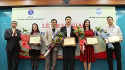 Thứ trưởng Bộ TT&TT Nguyễn Minh Hồng trao giải Nhất cho các tác giả.