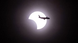 Một chiếc máy bay bay qua nguyệt thực hình khuyên năm 2012 (ảnh minh hoạ)