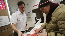 Một cụ ông tới mua tem Tết Đinh Dậu 2017 tại bưu cục Vancouver (Canada).