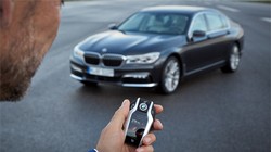 Công nghệ đỗ xe từ xa nhờ chìa khóa BMW Display Key.