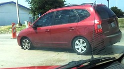 Tài xế nào cũng có thể gặp tình huống bị nổ lốp khi đang lái xe, và cách ứng phó có thể quyết định sự sống còn.