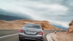 Với giá khởi điểm là 52.150 USD (gần 1,2 tỷ đồng), Mercedes E-Class Sedan là một trong những sự lựa chọn tốt nhất.