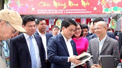 Chủ tịch UBND TP. Hà Nội Nguyễn Đức Chung thăm Phố sách trong ngày khai mạc. Ảnh: Hòa An
