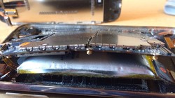 Viên pin tự nhiên nóng ran hoặc phồng rộp là một trong những dấu hiệu cảnh báo về khả năng cháy nổ của thiết bị.​