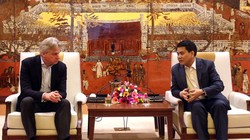 Chủ tịch UBND TP. Hà Nội Nguyễn Đức Chung tiếp Chủ tịch Hội chợ sách Frankfurt ông Juergen Boos.