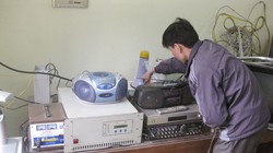 Nhân viên kỹ thuật đang bảo trì hệ thống phát thanh. Ảnh: Sở TT&TT Lào Cai.