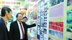 Bộ trưởng Bộ TT&TT Trương Minh Tuấn thăm quan các gian hàng tại Hội báo.