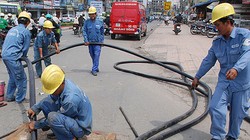 Cuối năm ngoái, UBND Thành phố đã phê duyệt danh mục 60 tuyến phố triển khai hạ ngầm hệ thống đường dây viễn thông và đường dây điện lực trung, hạ áp trên địa Hà Nội - đợt 1 năm 2017. Ảnh minh hoạ: Internet