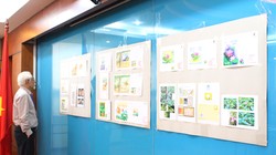 Thành viên Hội đồng tư vấn quốc gia về tem bưu chính xem và đánh giá các mẫu tem