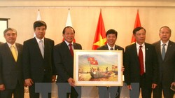 Bộ trưởng Bộ Thông tin và Truyền thông Trương Minh Tuấn tặng tượng trưng một bức ảnh cho Đại sứ quán Việt Nam tại Nhật Bản. (Ảnh: Nguyễn Tuyến/TTXVN)