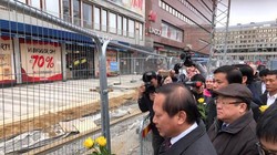 Bộ trưởng Trương Minh Tuấn đặt hoa tưởng niệm các nạn nhân tại phố Drottninggatan