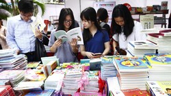 Các bạn trẻ tham quan và mua sách tại Hội sách Hà Nội 2016. Ảnh minh hoạ: Chinhphu.vn