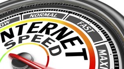 Tốc độ Internet cao sẽ giúp người dùng có những trải nghiệm mới, tuy nhiên bên cạnh đó cũng phát sinh hàng loạt vấn đề xung quanh. Ảnh: INTERNET