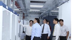 Đại diện Bộ Thông tin và Truyền thông tham quan Trung tâm Chuyển mạch và Dữ liệu Vietnamobile 