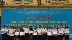 TP. Hà Nội vừa tổ chức Lễ vinh danh 28 em học sinh và 3 tập thể đoạt giải cuộc thi viết thư quốc tế UPU lần thứ 46 - 2017 vào sáng nay (22/5).