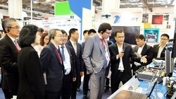 Thứ trưởng Phan Tâm thăm quan gian hàng của VNPT.