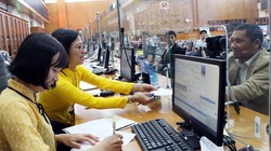 Nhân viên bưu điện tiếp nhận phiếu yêu cầu chuyển trả kết quả thủ tục hành chính. Ảnh minh hoạ: Internet.