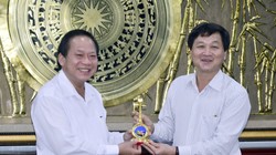 Bí thư Tỉnh ủy Bạc Liêu - Lê Minh Khái tặng biểu tượng cây đờn kìm cho Bộ trưởng Bộ TT&TT Trương Minh Tuấn. Ảnh: C.K