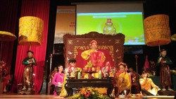 Diễn xướng hầu Thánh Hoàng Mười được tái hiện ngay trên sân khấu của Hội thảo.