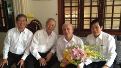 Lãnh đạo Bộ  Bưu chính, Viễn thông và Bộ TT&TT thăm ông Đặng Văn Thân năm 2013 (Ảnh: mic.gov.vn)