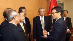 Phó Thủ tướng Vũ Đức Đam trao đổi với các nhà khoa học.