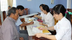 Nhân viên Bưu điện tỉnh thực hiện việc chi trả thủ tục hành chính tại phường Phước Mỹ (Tp. Phan Rang-Tháp Chàm).